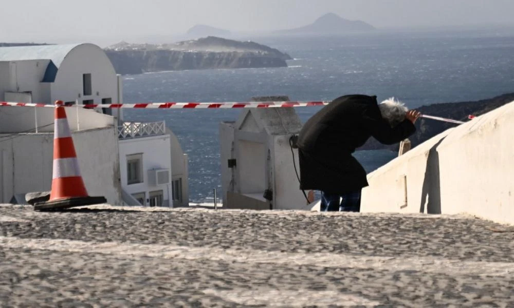 Νέος συναγερμός στη Σαντορίνη; Δημιουργήθηκε καινούριος ηφαιστειακός κρατήρας στην Άνυνδρο, λέει καθηγητής γεωλογίας